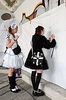 Gothic Lolitas d�corant la fresque des visiteurs ([libre])