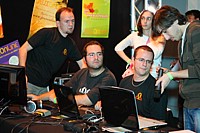 Le pr�sentateur teste son micro