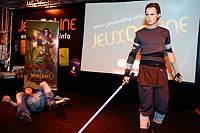 Le pr�sentateur testant la moquette / Starkiller (Star Wars : le Pouvoir de la force)