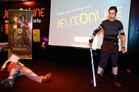 Le pr�sentateur testant la moquette / Starkiller (Star Wars : le Pouvoir de la force)