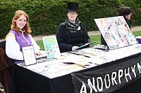 Dame H�nolia et une Steam Punk sur le stand Andorphyne (La Marche des �mes / cr�ation personnelle)
