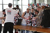 Distribution de sacs cadeaux