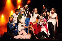 Riza Hawkeye, Roy Mustang, un bout de Maes Hugues, Pinako Rockbell, King Bradley, Kimblee, May Chang, Lust, Izumi Curtis, Winry Rockbell, Edward Elric (Fullmetal Alchemist)