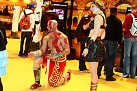 Kratos et sa muse sur le stand Sony (God of War III)