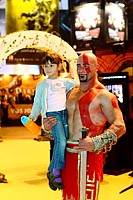 Kratos sur le stand Sony (God of War III)