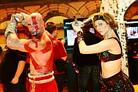 Kratos et sa muse sur le stand Sony (God of War III)