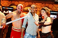 Kratos et sa muse prennent un visiteur en otage (God of War III)