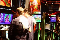 Joueurs de Fairytale Fights sur le stand Koch Media