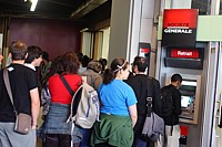 File d'attente devant le distributeur de billets 