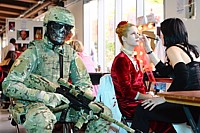Soldat � masque de mort / Barbie, mod�le Victorian Lady, sur le stand du Conservatoire du Maquillage (Army of Two / Great Eras C