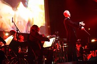 Jack Wall dirigeant le Star Pop Orchestra